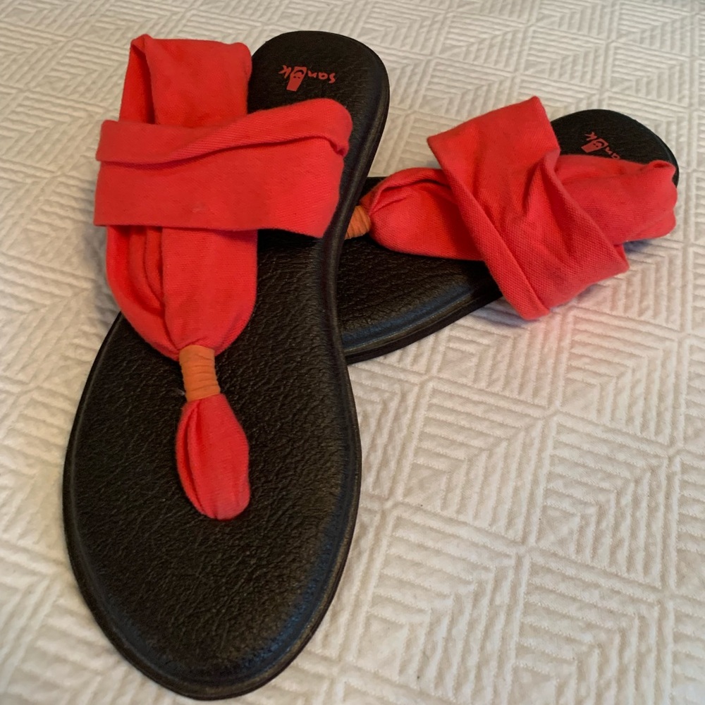 Sanuk coral super comfy sandals. Size 8